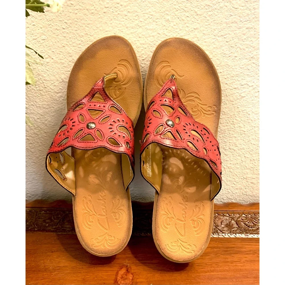 CLARKS WOMEN WEDGE SANDALS 8.5 RED VEGAN LEATHER SHIMMER CORK HEEL SUMMER RESORT